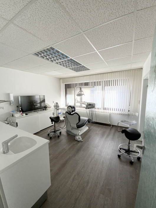 Behandlungszimmer der Zahnarztpraxis Dr. Kilian Weinzierl in Röthenbach